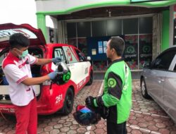 Gojek Padang Bagikan Ratusan Masker, Antiseptik dan Vitamin