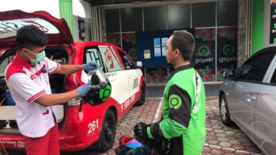 Gojek Padang Bagikan Ratusan Masker, Antiseptik dan Vitamin