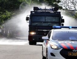Jalan di Pariaman Disemprot Disinfektan