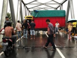 Truk Membelintangi Jalan di Jembatan Simpang Limun, Lalu Lintas Terhambat