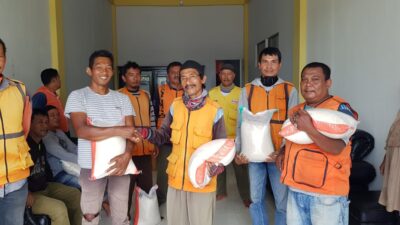 INI Dharmasraya Bantu Sembako untuk Tukang Ojek