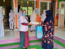 Eka Hariani Sandra Bantu APD Tenaga Medis Pasaman
