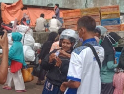 Tak Kenal Lelah, Tim Sekoci dan Emak-emak Mulyadi Terus Aksi Lawan Corona