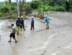 PLN Pulihkan Listrik Pasca Banjir Bandang dan Longsor di Tanah Datar