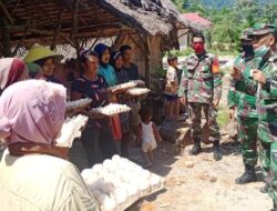 Danramil 04/Sicincin Beri Kejutan Ibu-ibu Pembuat Batu Bata