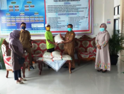 ASN Dikpora Kota Pariaman Bagikan Beras untuk Petugas Kebersihan