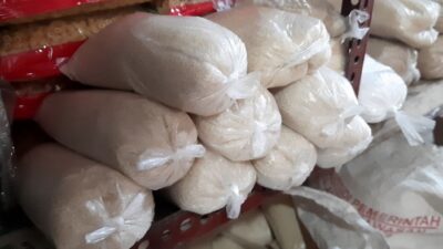 Gula Pasir Dijual Pedagang Rp21.000 per Kilogram