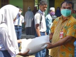 SMPN 7 Pariaman Serahkan Sembako untuk Keluarga Siswa Kurang Mampu