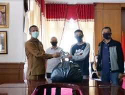 KPU Kota Pariaman Serahkan Masker kepada Walikota