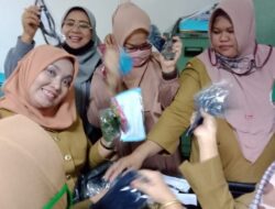 FWP-SB dan Anggota DPRD Sumbar Bagikan Masker