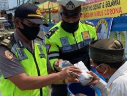 Polres Pasaman Barat Bagikan Nasi Bungkus untuk Warga