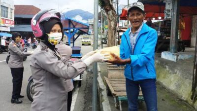 Masakan Polwan, Kapolsek Padang Panjang Bagikan Nasi Kotak