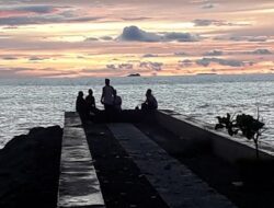 Diimbau Jaga Jarak, di Pantai Padang Tetap Merapat