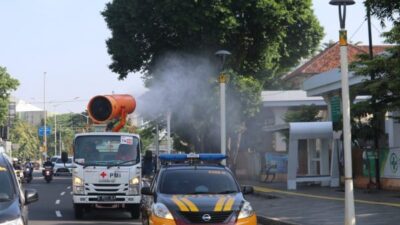 Operasi Penyemprotan Disinfektan PMI Diperkuat Samapta Polda Metro Jaya