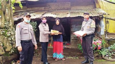 Polsek Kinali Bagi-bagi Sembako untuk Warga Kurang Mampu