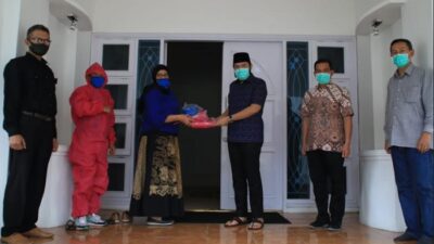 Puji Hastuti Berikan Bantuan 20 Set APD
