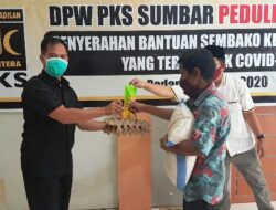 Peduli Dampak Covid-19, DPW PKS Sumbar Bagikan Puluhan Paket Sembako