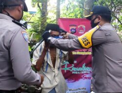 Polres Dharmasraya Bagikan Sembako untuk Warga Miskin