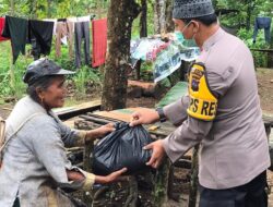 Polres Solok Selatan Bagikan Sembako untuk Warga