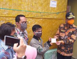 Sudah Cair, Walikota Pariaman Langsung Antarkan Bantuan BLT ke Warga
