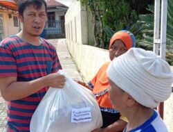Toko Besi Hidayah Bagikan 100 Paket Sembako