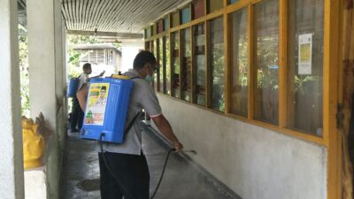 Lindungi Nagari Dari Virus Corona, Pemuda Ambacang Anggang Semprot Disinfektan