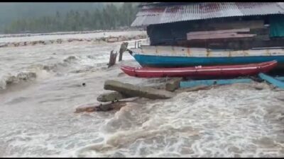Ombak Makin Mengganas, Sejumlah Rumah di Sungai Pisang Rusak