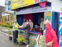 PDIP Sumbar Sasar Personel Pos Operasi Ketupat Singgalang Distribusikan Nasi Bungkus