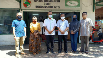 Dosen Universitas Bung Hatta Bagikan Bantuan kepada Masyarakat