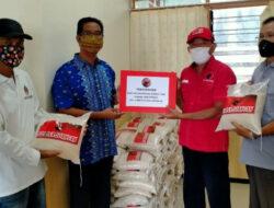 Ketua PDIP Padang Bagikan 2.000 Karung Beras bagi Warga Terdampak Covid-19