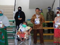 Peringati Hari Lansia Nasional, Anggota DPR RI, Lisda Hendrajoni Bantu Lansia Terdampak Covid-19