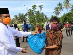Tenaga Honorer di Pemko Pariaman Dapat Sembako