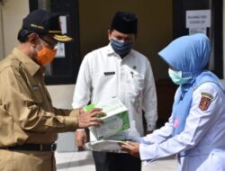Bupati Agam Serahkan APD dan Rapid Test untuk 4 Puskesmas