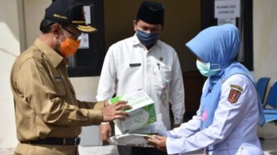 Bupati Agam Serahkan APD dan Rapid Test untuk 4 Puskesmas