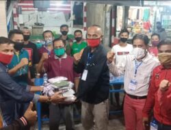 Ketua PWI Dharmasraya Serahkan Bantuan Kadis Narkestran kepada Tim Relawan