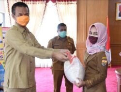 Tenaga Honorer Dapat Bantuan Beras dari Pemko Pariaman