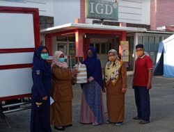Umega Grup Bantu Nasi Kotak untuk Tenaga Medis RSUD Sungai Dareh