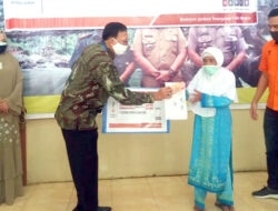 Bupati Hendrajoni Menyerahkan Bansos Tunai Kemensos