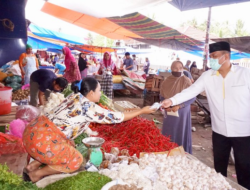 Wawako Pariaman Bagikan Masker untuk Pedagang