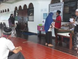 Pengurus Masjid Taqwa Palo Tabek Salurkan Zakat Fitrah