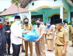 Bupati Bagikan Ribuan Masker Produksi Dinas Transnaker untuk Warga Dharmasraya