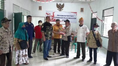 PPM dan Karang Taruna Padang Salurkan Paket Sembako untuk Veteran
