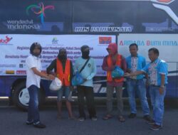 Tukang Potong Rumput, Driver Ojol Hingga Pemulung Terima Sembako dari Pemilik Bus Pariwisata di Padang