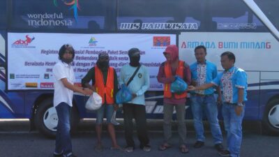 Tukang Potong Rumput, Driver Ojol Hingga Pemulung Terima Sembako dari Pemilik Bus Pariwisata di Padang