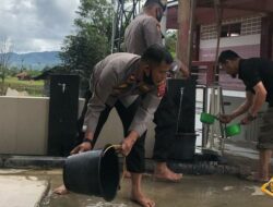 Bakti Sosial HUT Bhayangkara, Kapolsek Lembah Gumanti Bersihkan Masjid