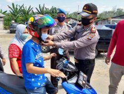 Kapolsek Sungai Rumbai bersama Relawan Ajak Pedagang Pakai Masker