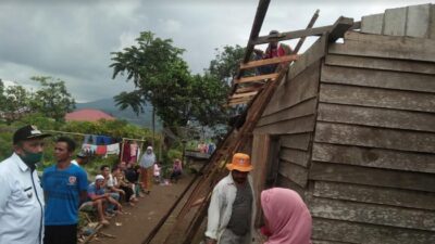 Rumah Warga Dihantam Puting Beliung, Dinas Sosial dan BPBD Agam Antarkan Bantuan