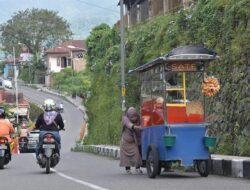 Semangat  Pedagang Sate, Sekolahkan Anak Sampai ke Perguruan Tinggi