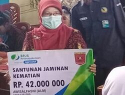 Bupati Salurkan Santunan BP Jamsostek kepala Ahliwaris Anggota Bamus Bukik Batabuah