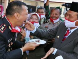 Hut Bhayangkara ke-74, Genius Umar Suapi Personel Polres Pariaman